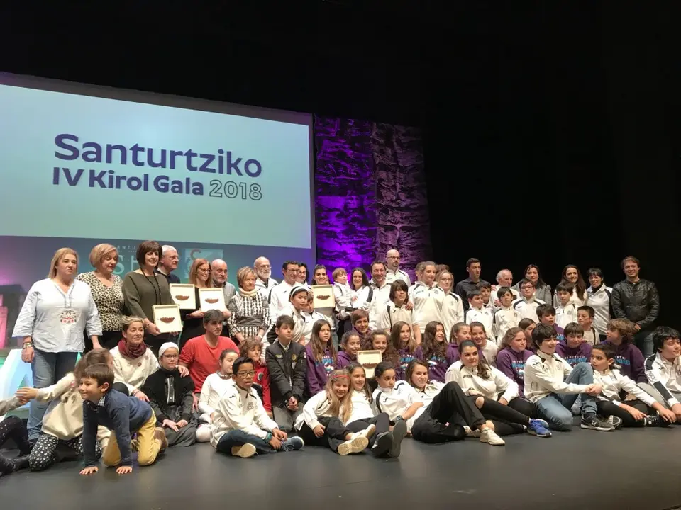 Foto de familia de los premiados y nominados