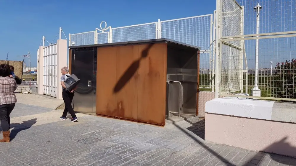 Aspecto que luce el nuevo baño público