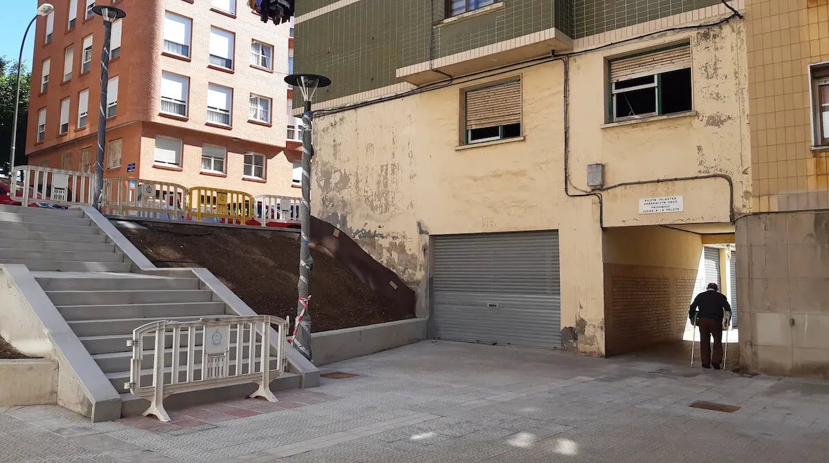 Se va a proceder a embaldosar la parte de las acercas y del patio y se colocará una barandilla de protección