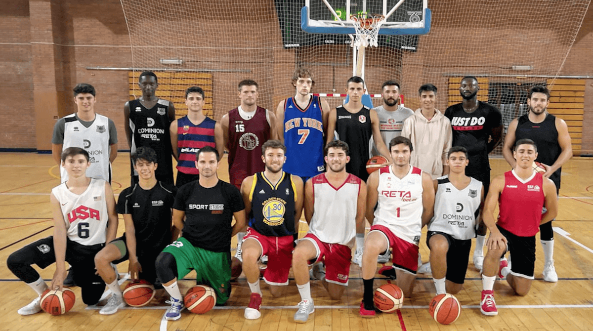 Foto del último entrenamiento del EBA junto con los jugadores vinculados juniors del Bilbao Basket