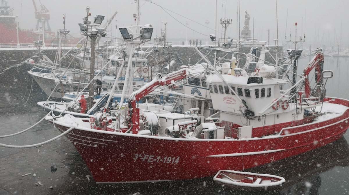 Imagen espectacular de la nevada sobre los barcos pesqueros