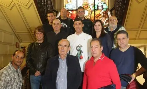 Foto de familia en las escaleras del Ayuntamiento