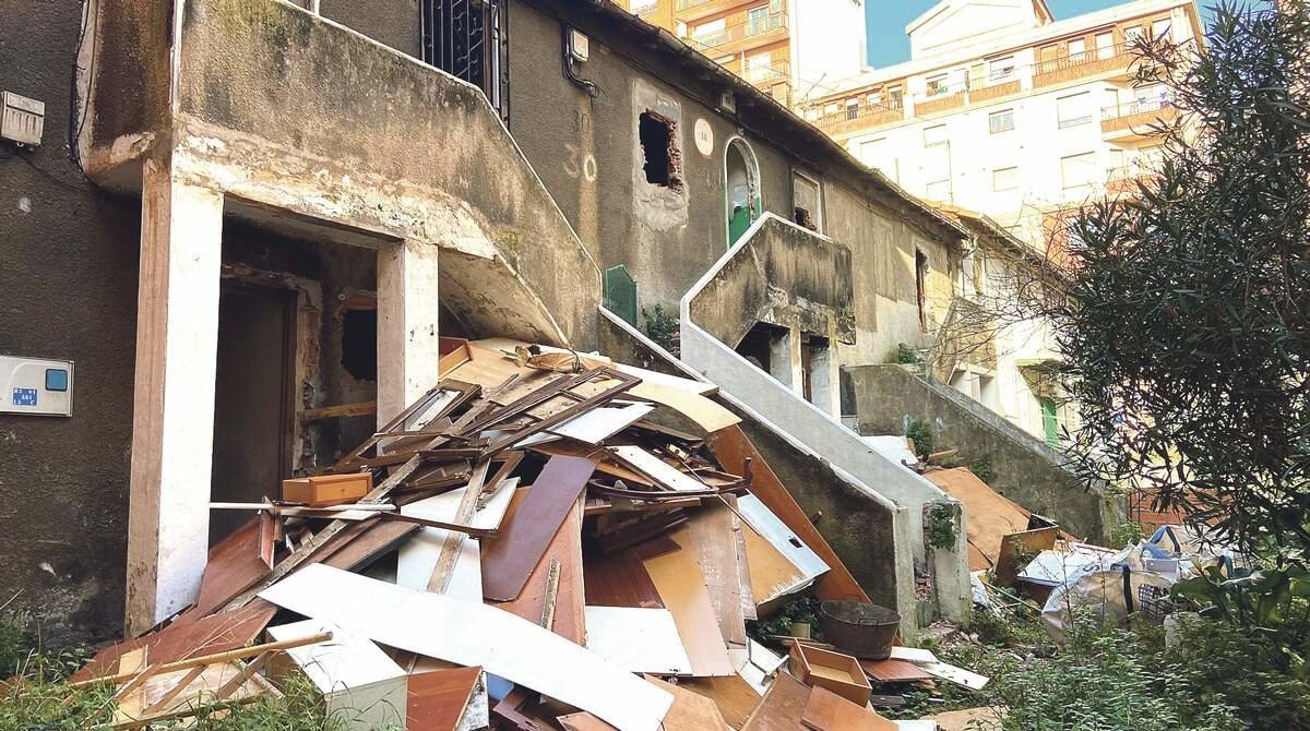 El edificio que será derribado, con escombros a su alrededor