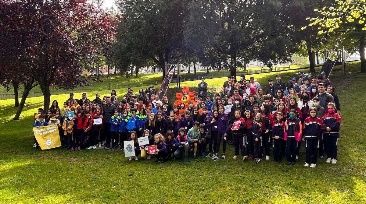 Un centenar de escolares participaron en el ‘Día del Árbol’ en Santurtzi