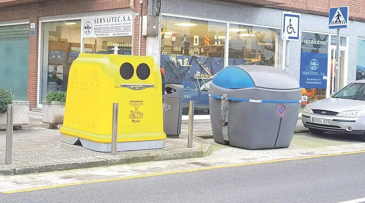 Uno de los nuevos contenedores instalados en las calles de Santurtzi