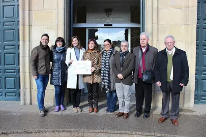 Acto de entrega del cheque a la Doctora Mar Carmona por parte de Marisol Díez