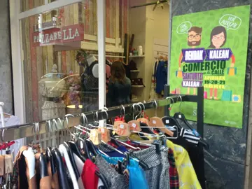 El buen tiempo animó a los ciudadanos a pasear por los comercios