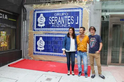 La obra recrea dos rótulos embaldosados