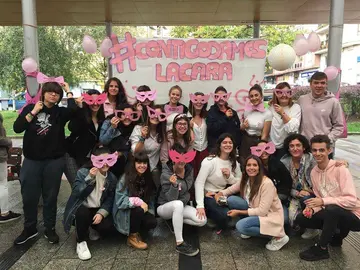 Numerosas personas participaron en el acto solidario