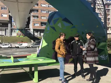 El artista posa junto a su obra en la pasarela de Ranzari