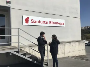 El Diputado General y la Alcaldesa, frente a la fachada