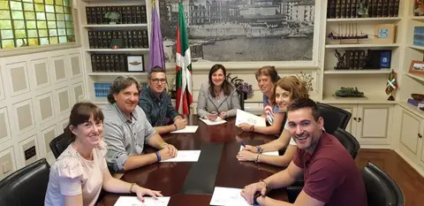 La reelegida alcaldesa junto con sus seis concejales