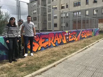 Kero posando junto a su último mural