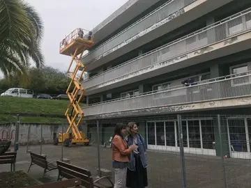 La alcaldesa, Aintzane Urkijo y la concejala de Acción Social e Igualdad, Itziar Carrocera
