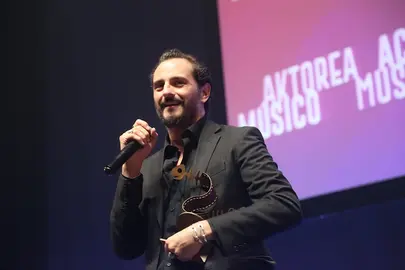 Asier Etxeandia recibe el Premio Serantes 2019