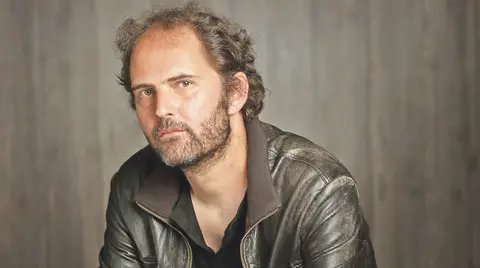 El actor Borja Fano espera dar un salto en su carrera artística con esta serie, pero prefiere centrarse en el presente