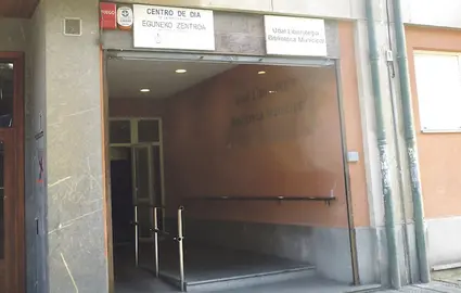 Entrada a la biblioteca de Las Viñas