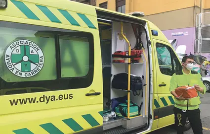 Un sanitario explica a los alumnos el funcionamiento de la DYA