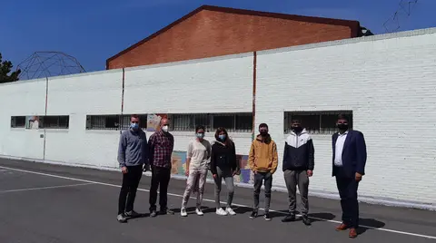 El muro se ilumina
en las horas de oscuridad con la luz que ha captado durante el día