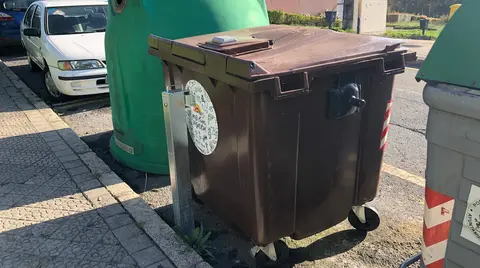 Cada vez son más los vecinos que utilizan el contenedor marrón