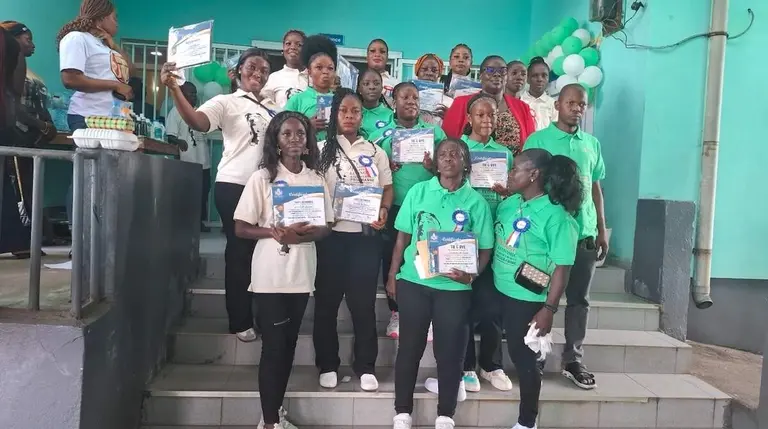 Mujeres de New Kru Town, tras finalizar su programa de empoderamiento