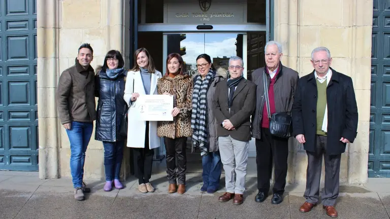 Acto de entrega del cheque a la Doctora Mar Carmona por parte de Marisol Díez