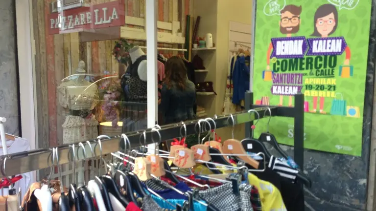 El buen tiempo animó a los ciudadanos a pasear por los comercios