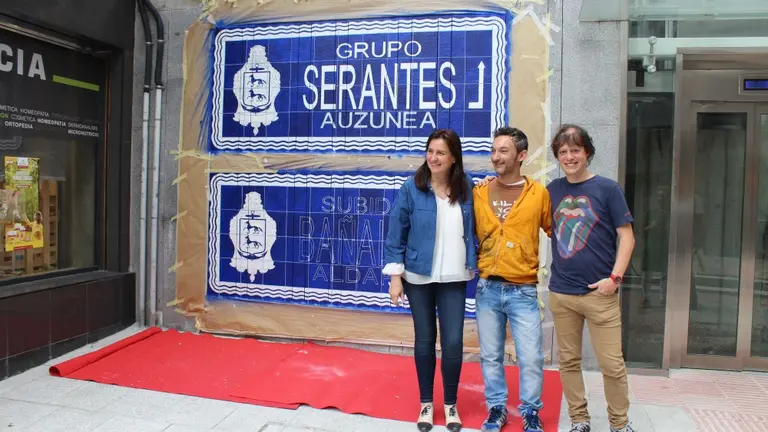 La obra recrea dos rótulos embaldosados