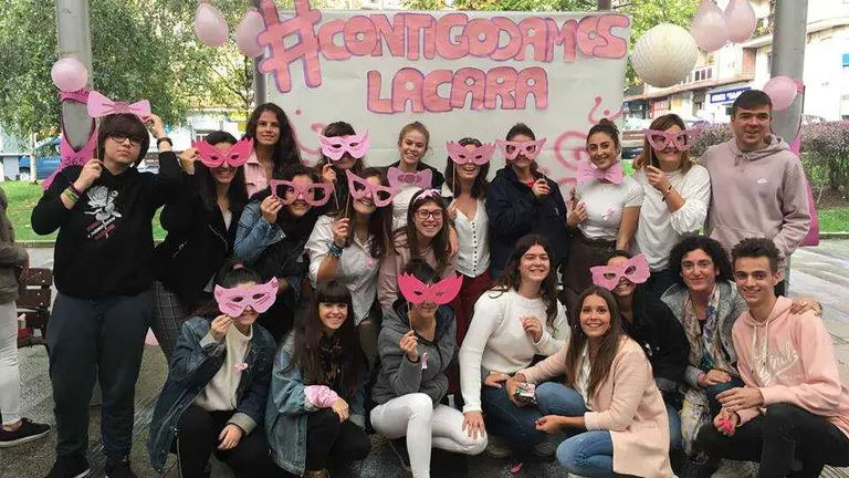 Numerosas personas participaron en el acto solidario