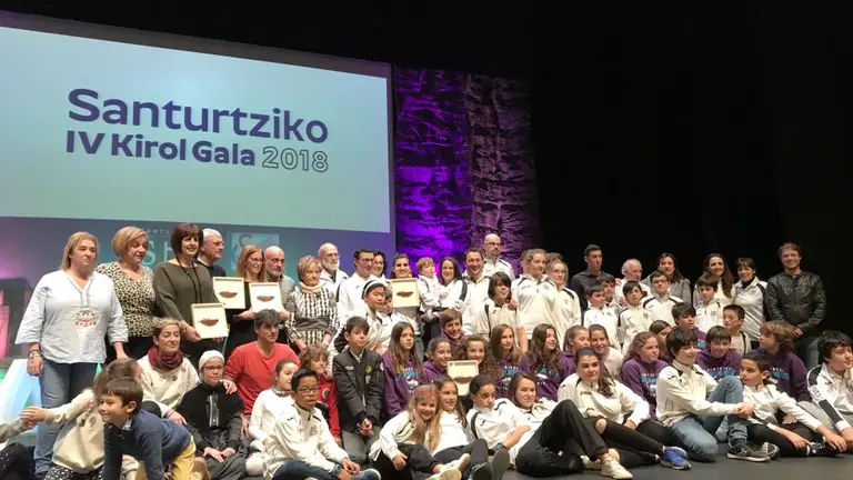 Foto de familia de los premiados y nominados