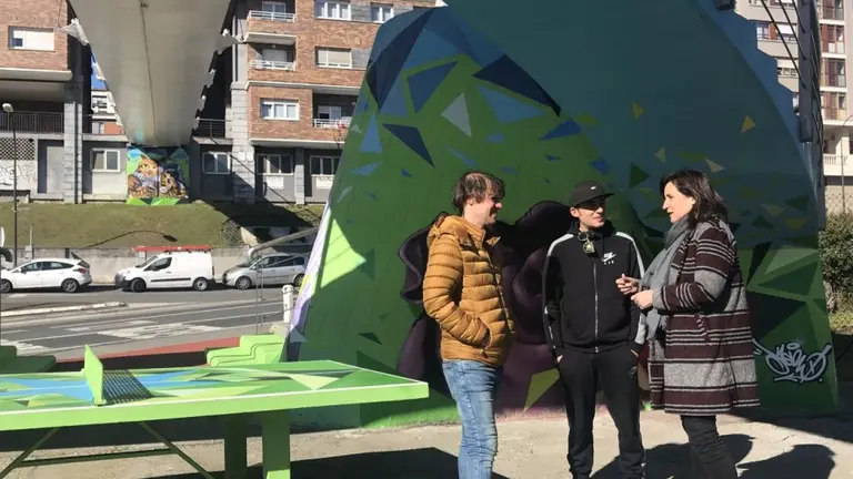 El artista posa junto a su obra en la pasarela de Ranzari