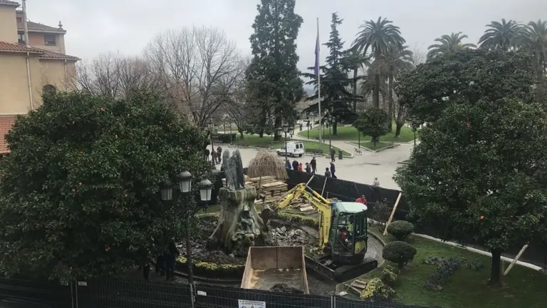 El pedestal de piedra del monumento data de 1923