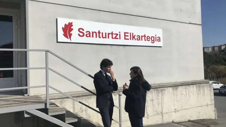 El Diputado General y la Alcaldesa, frente a la fachada