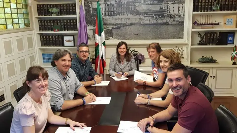 La reelegida alcaldesa junto con sus seis concejales