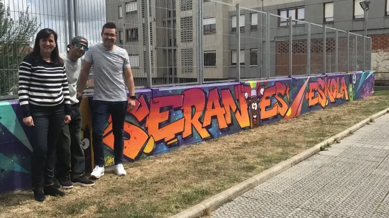 Kero posando junto a su último mural