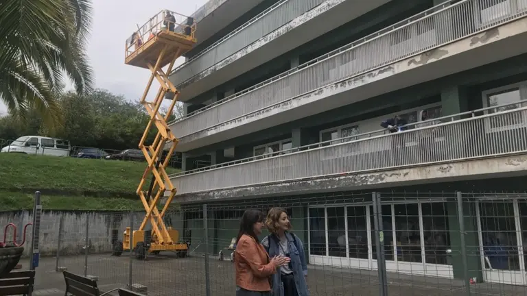 La alcaldesa, Aintzane Urkijo y la concejala de Acci&oacute;n Social e Igualdad, Itziar Carrocera
