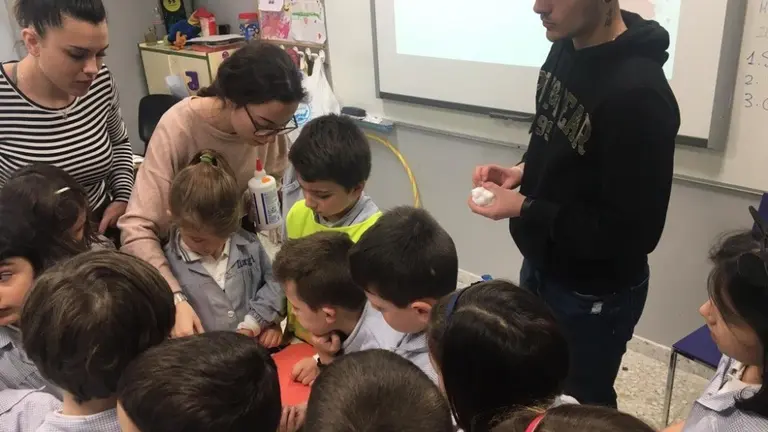 El alumnado aprende de una manera pr&aacute;ctica y cercana