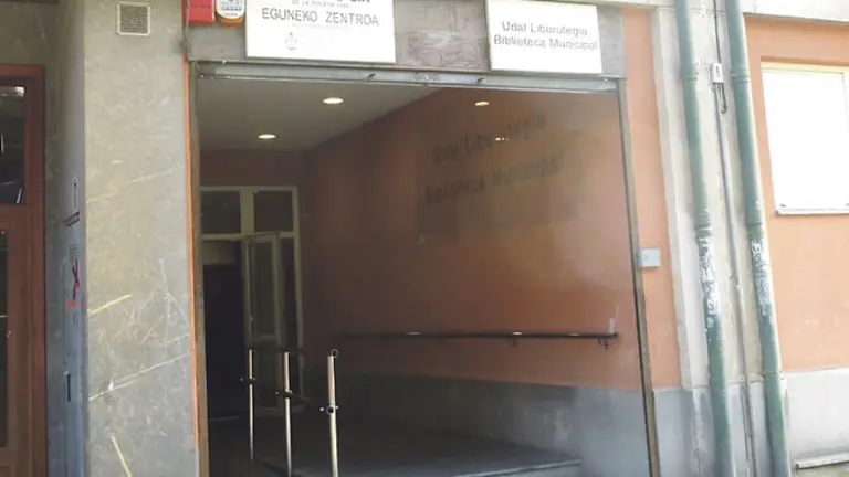 Entrada a la biblioteca de Las Vi&ntilde;as