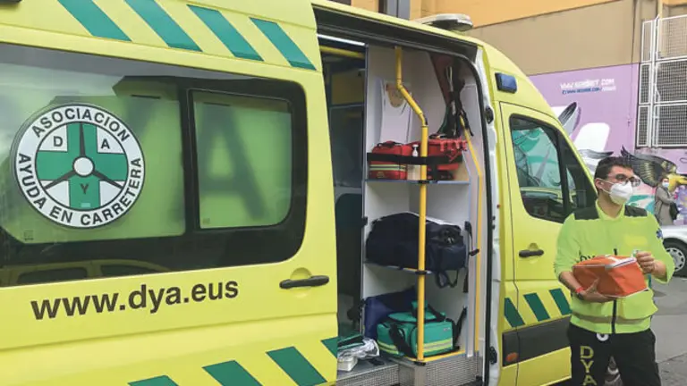 Un sanitario explica a los alumnos el funcionamiento de la DYA