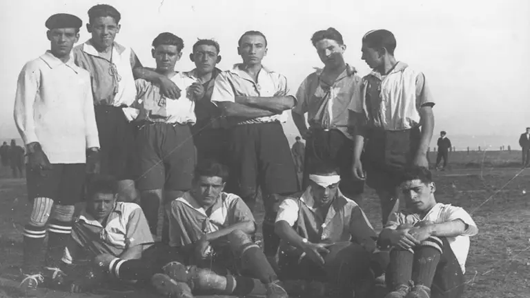 Tambi&eacute;n ten&iacute;a secciones de otros deportes y hay constancia de diferentes colores en su indumentaria