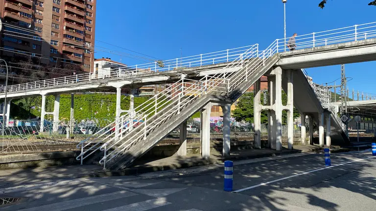 Una de las acciones previstas es el cambio de la pasarela que une la Avenida Murrieta con el Paseo Reina Victoria