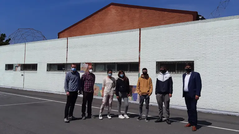 El muro se ilumina
en las horas de oscuridad con la luz que ha captado durante el d&iacute;a
