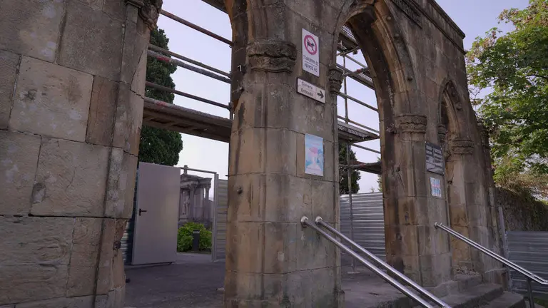 restauración-portalada-cementerio-santurtzi