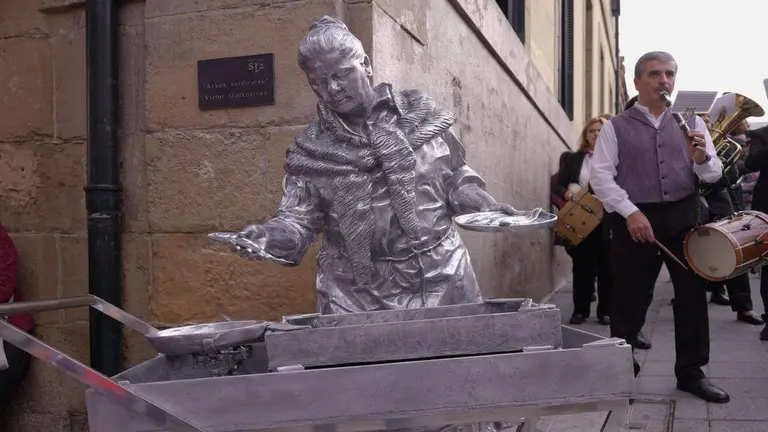 estatua-sardinera-santurtzi