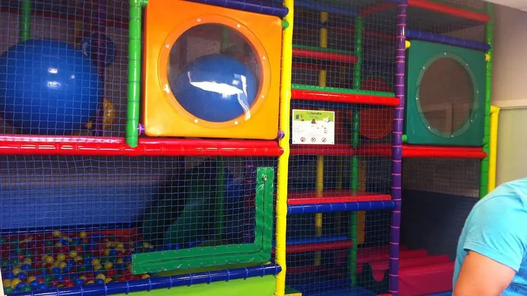 Durante la cesi&oacute;n de 
estos locales, no se puede comer ni beber, a 
excepci&oacute;n de agua