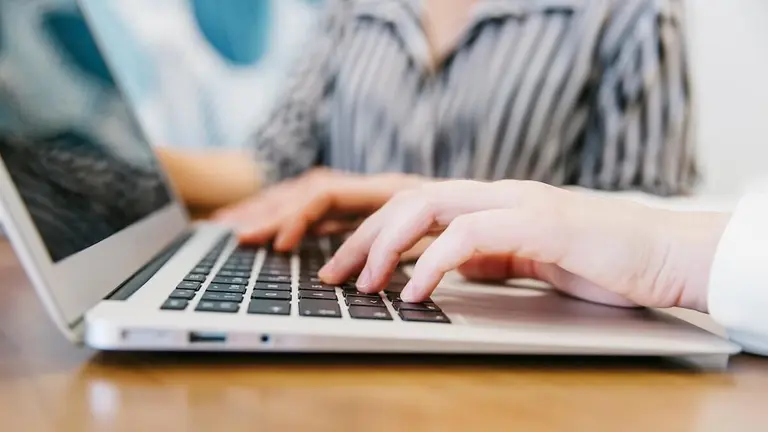 servicio-apoyo-digital-mayores-migrantes-santurtzi