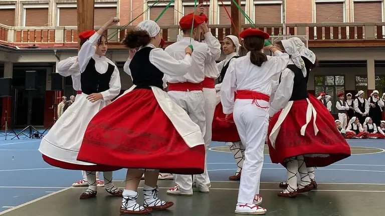 zugaitza-dantza-taldea-jornada-festiva-santurtzi